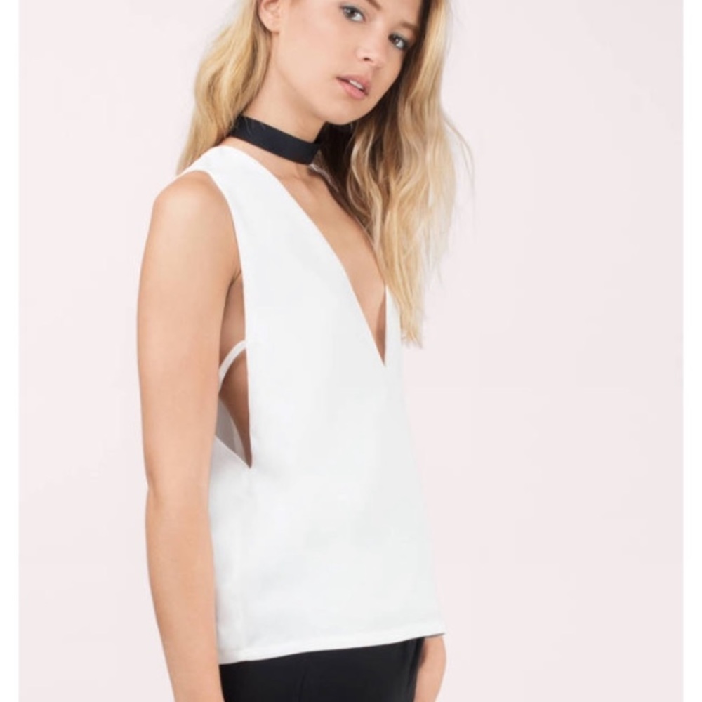 NWT Tobi V-neck white blouse low side/arm cutout